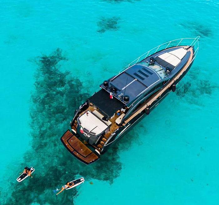 PUERTO AVENTURAS Luxury Yacht Charter